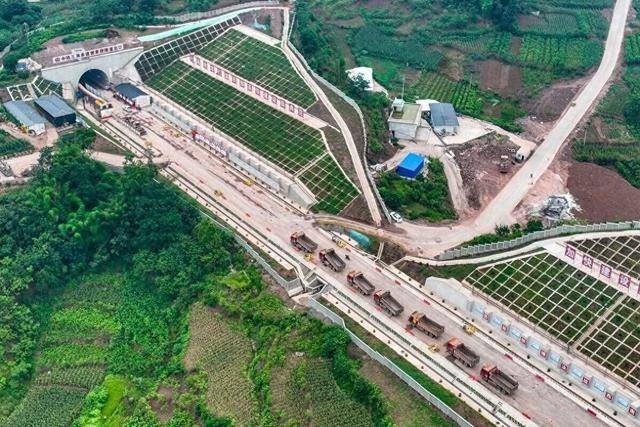 榜隧道贯通成都重庆至昆明旅行时间大幅缩短